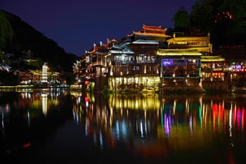 長(zhǎng)沙出發(fā)到張家界天門山、玻璃棧道、鳳凰古城、鳳凰夜景往返二日游